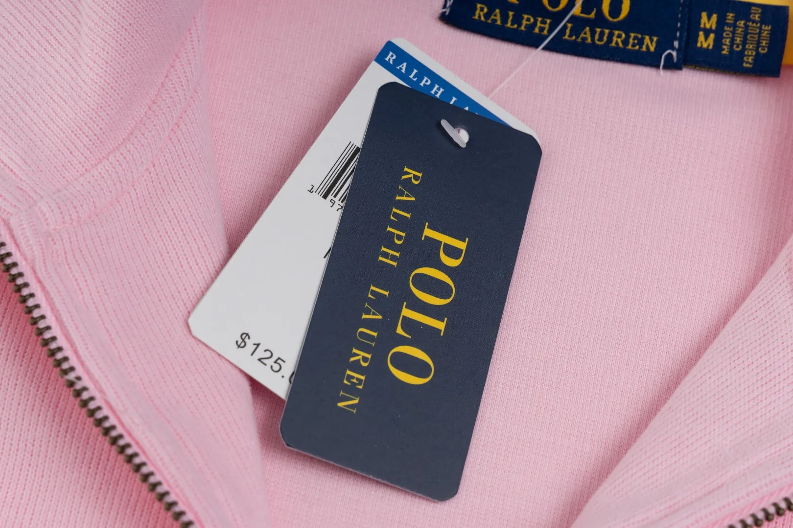 P230 #R97 Ralph lauren twelve-color embroidered pony logo half-zip high-neck long-sleeved knitted sweatshirt. The same style for men and women. The new half-zip sweatshirt for couples to wear in autumn is here! This kind of sweatshirt is really popular this year, even more popular than the hooded sweatshirt. Open the zipper and it can be used as a large lapel, which makes it more fashionable. The color of the classic design of the little war horse on the chest is matched with the embroidery. The simple zipper design echoes the brand logo, so you don’t need to match too much. The sweater version is loose enough! The fabric is custom-woven and dyed 100 cotton. 320g high gram weight 100% cotton knitted cotton with a certain thickness. The fabric is soft and comfortable, and the three-dimensional fabric is full of texture. The stitching is three needles and five threads, which is beautiful and strong. The pattern is also good. Although it is loose, it does not look bulky! - It is not a popular color scheme on the street. The color is pure and highly recommended. The upper body has a particularly high rate of turning heads. Loose style. Big drop shoulder OS style. Same style for men and women. Couple wear. Versatile and practical! Color: Gray, navy, khaki, green label, oatmeal brown label, apricot, black, army green, burgundy, pink, dark gray, light blue, white. Size: S M L XL Length: 70/72/74/76 Bust: 53.5/55.5/57.5/58.5 Shoulder width: 44/45/46/47 Sleeve length: 61/62/63/64